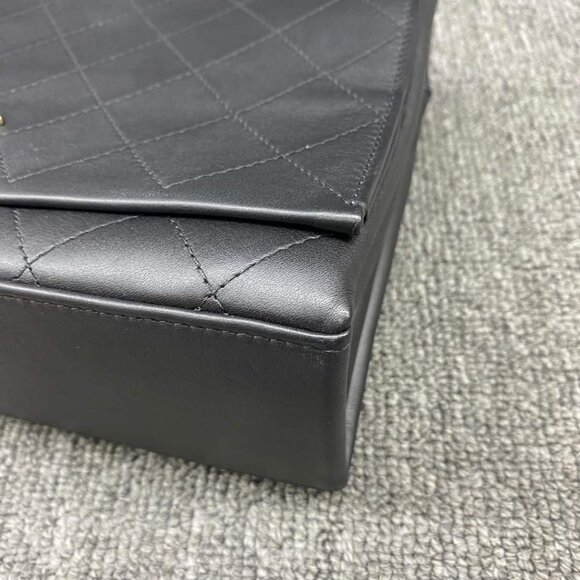 100% Authentic CHANEL Leather Shoulder Bag - Picture 5 of 14